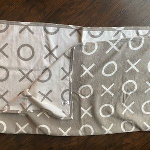 Playgro hugs and kisses throw blanket